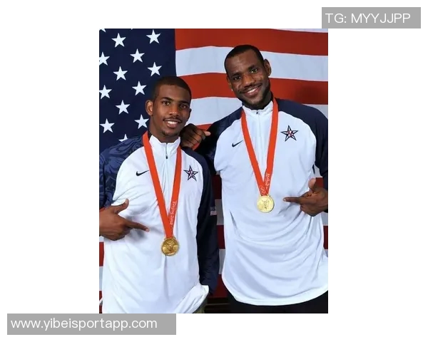 詹姆斯与画家亲密合影庆祝传递兄弟情谊与骄傲之情